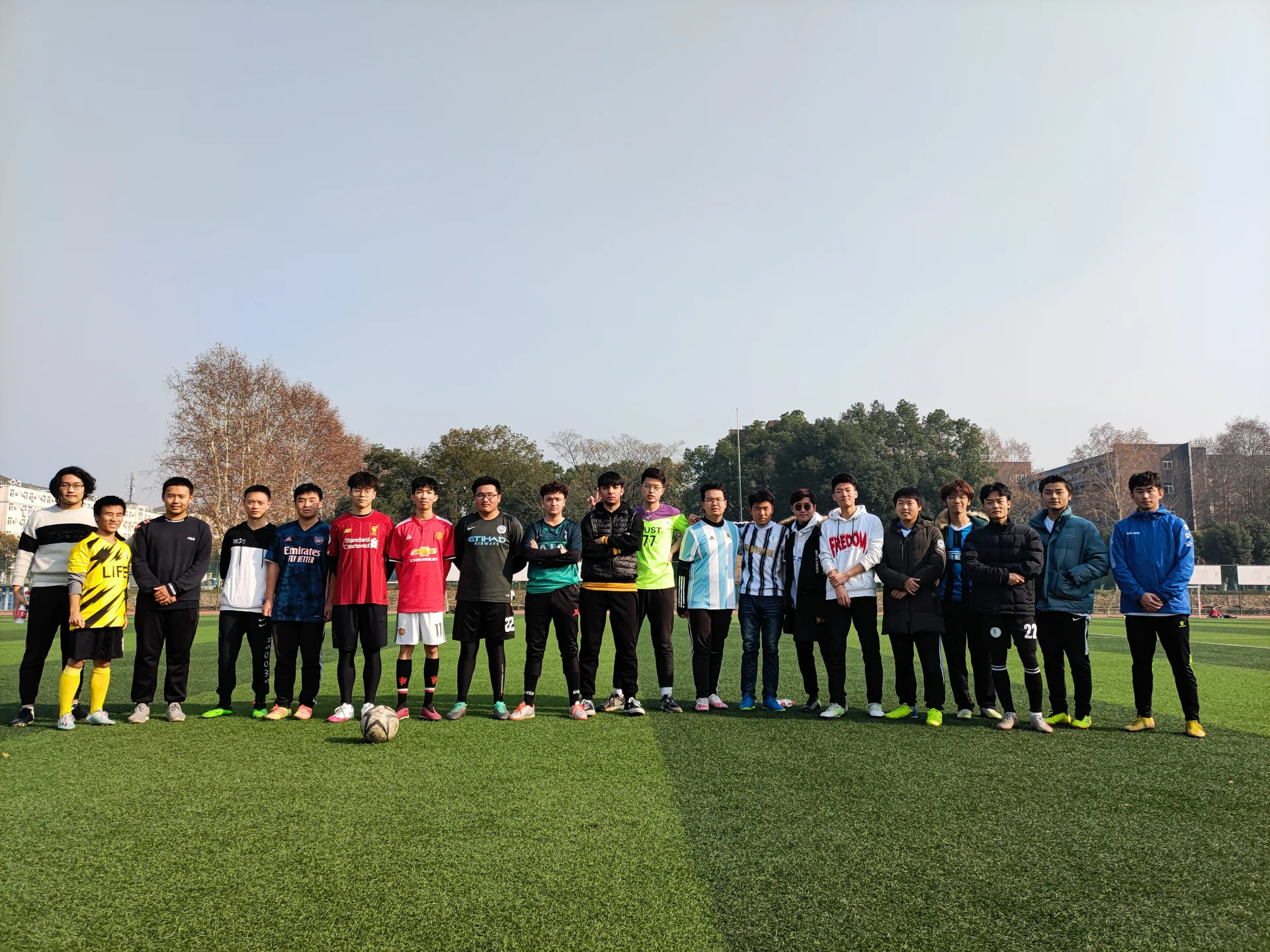 新闻男足对阵生科比赛影像，第 1 张：比赛合影