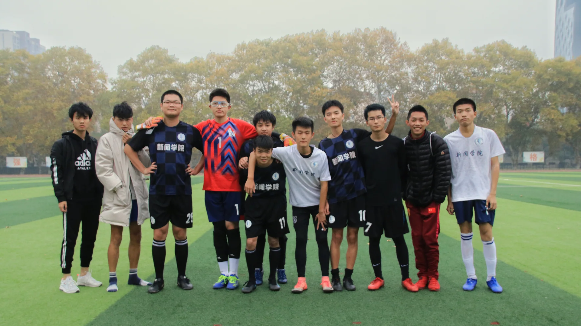 新闻男足对阵法学比赛影像，第 1 张：比赛合影