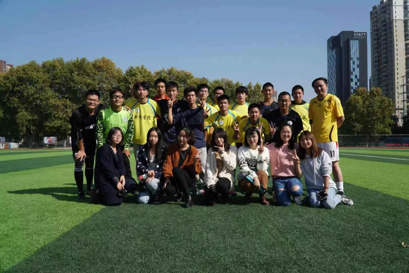 新闻男足对阵船海比赛影像，第 1 张：比赛合影
