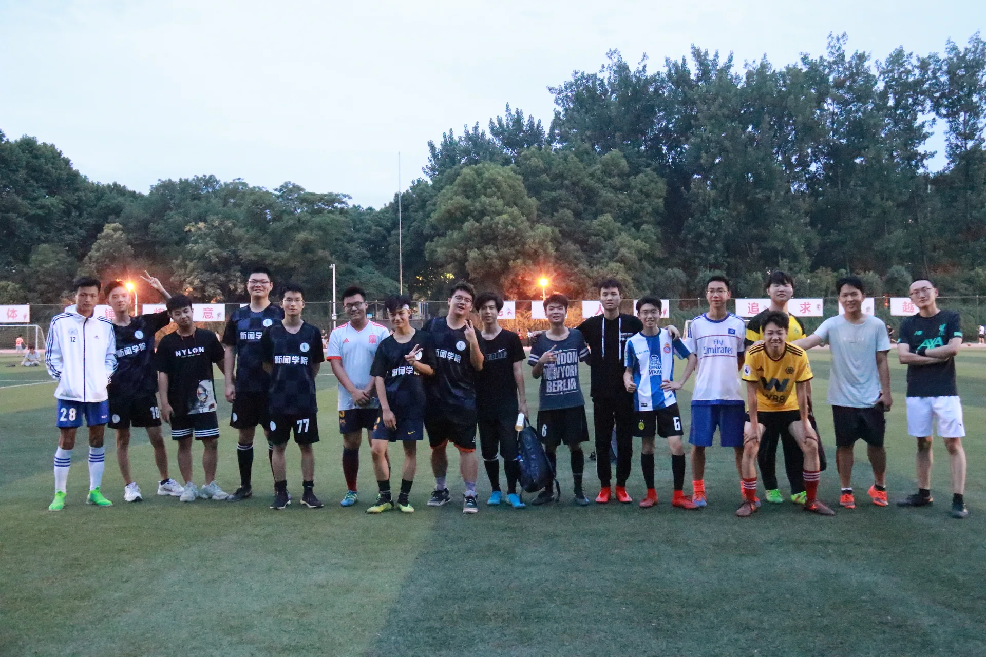 新闻男足对阵法学比赛影像，第 1 张：比赛合影