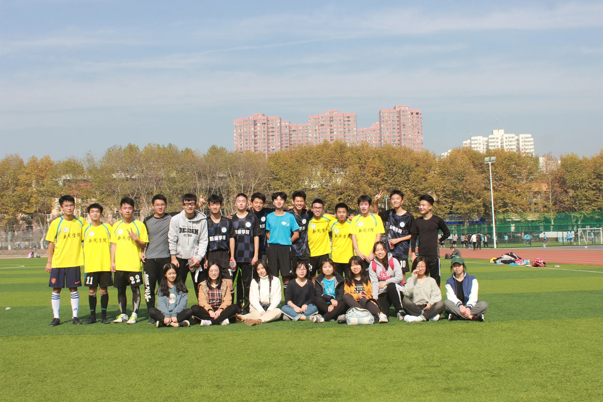 新闻男足对阵化学与化工学院比赛影像，第 1 张：比赛合影