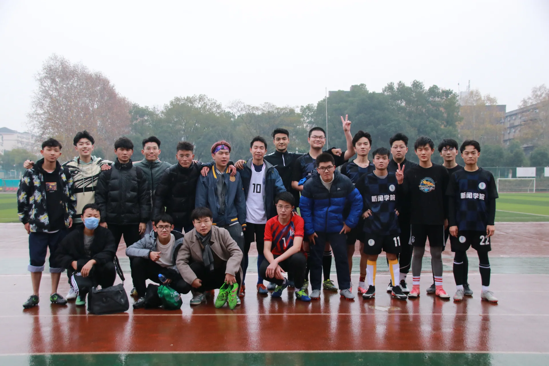 新闻男足对阵法学比赛影像，第 1 张：比赛合影