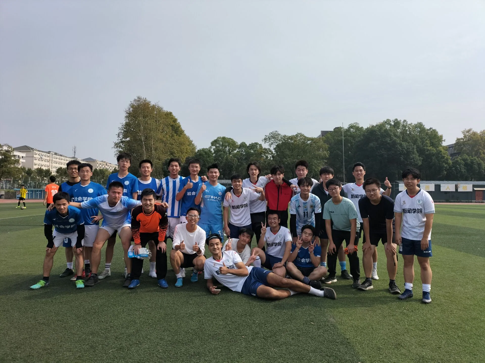 新闻男足对阵社会比赛影像，第 1 张：比赛合影