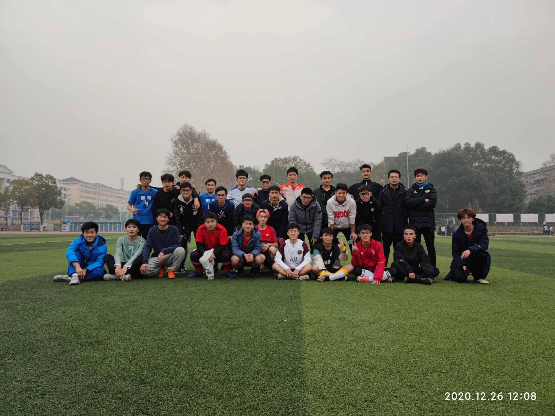新闻男足对阵船海比赛影像，第 1 张：比赛合影