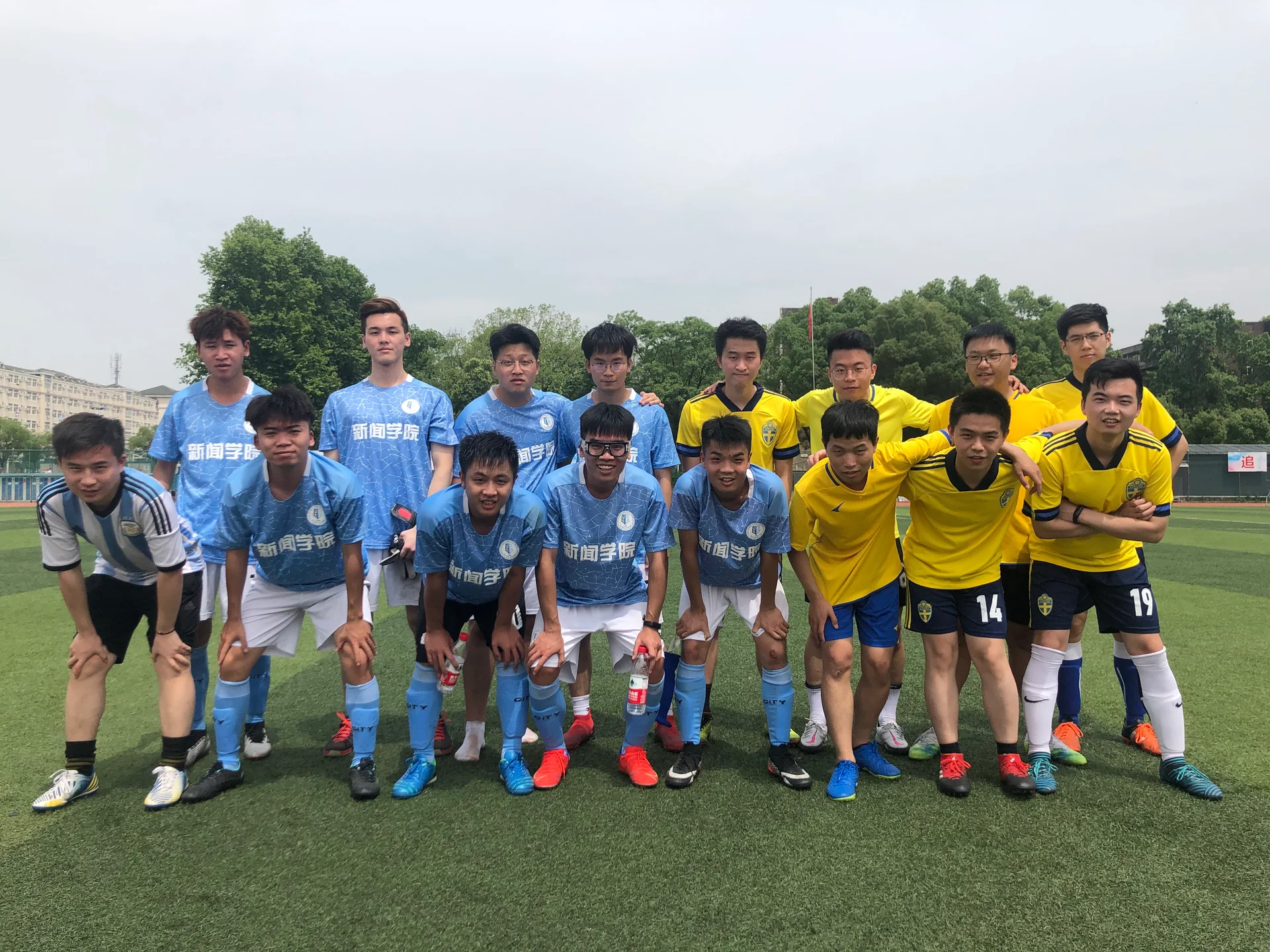 新闻男足对阵光电比赛影像，第 1 张：比赛合影