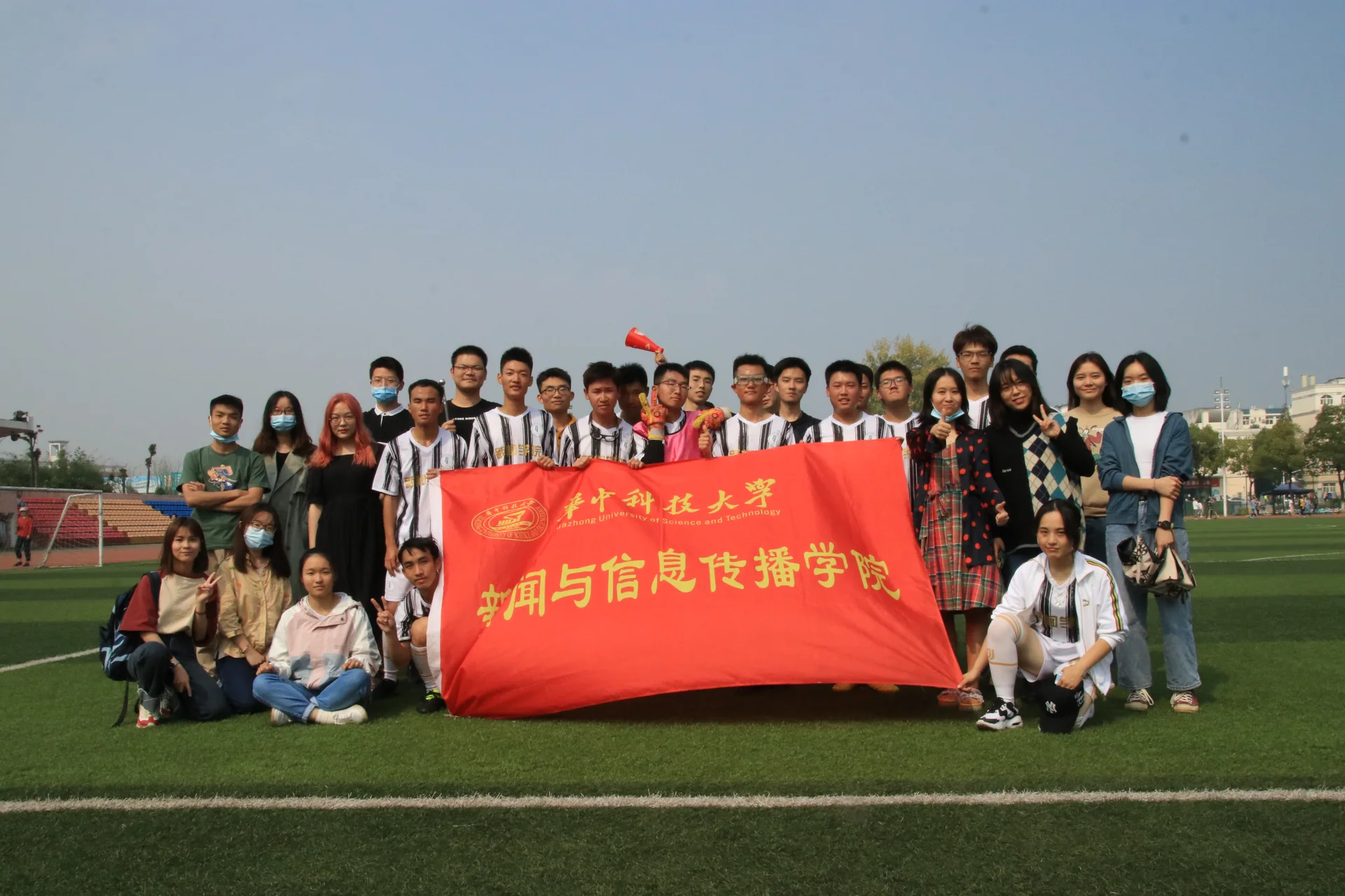 新闻男足对阵化学与化工学院比赛影像，第 1 张：比赛合影