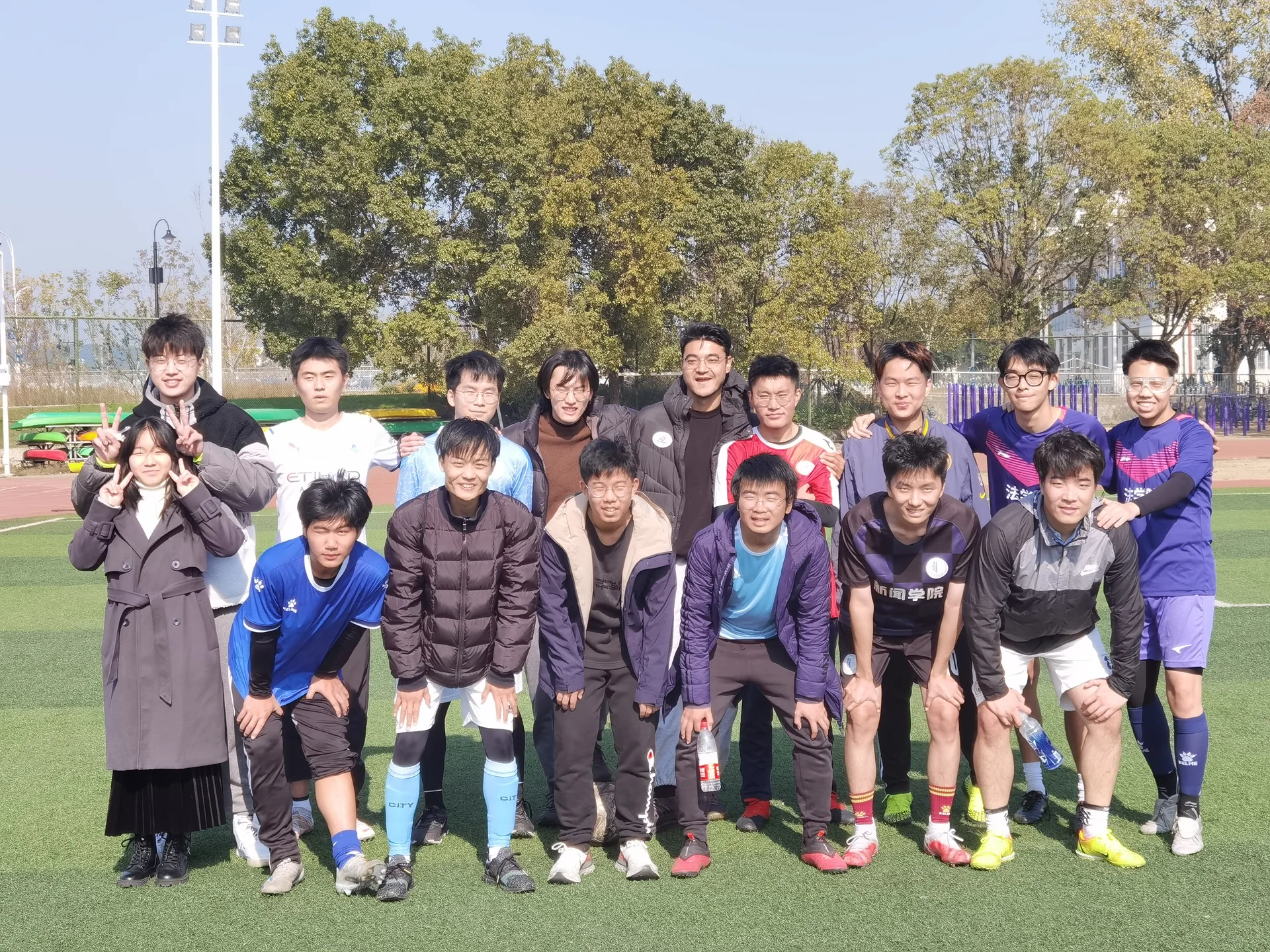 新闻男足对阵法学比赛影像，第 1 张：比赛合影