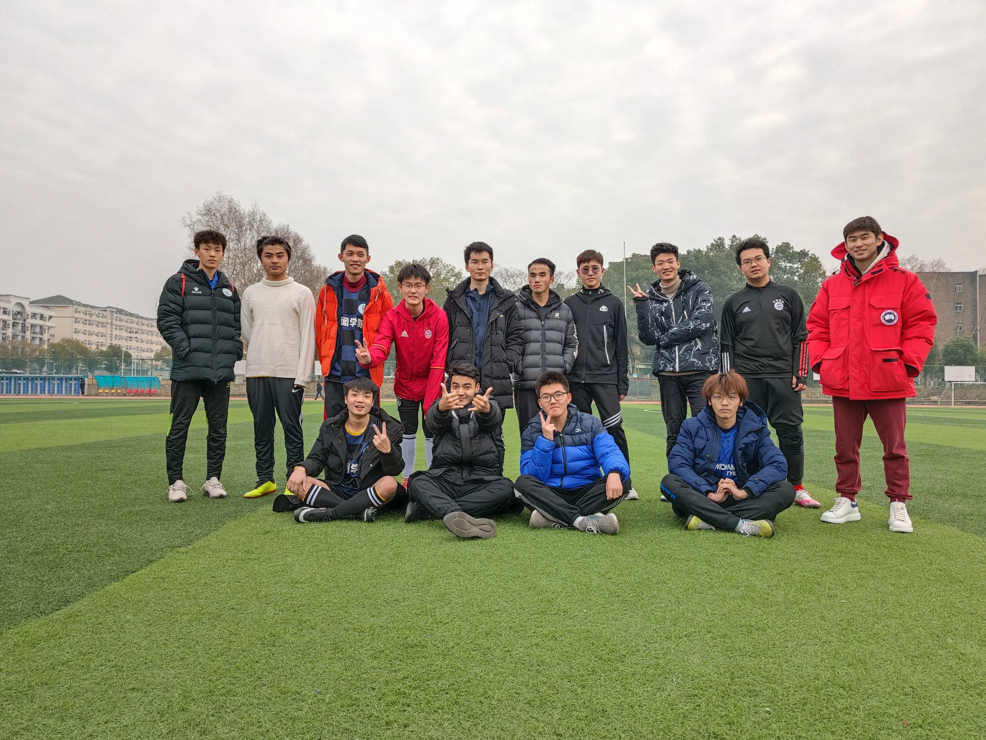 新闻男足对阵公管比赛影像，第 1 张：比赛合影