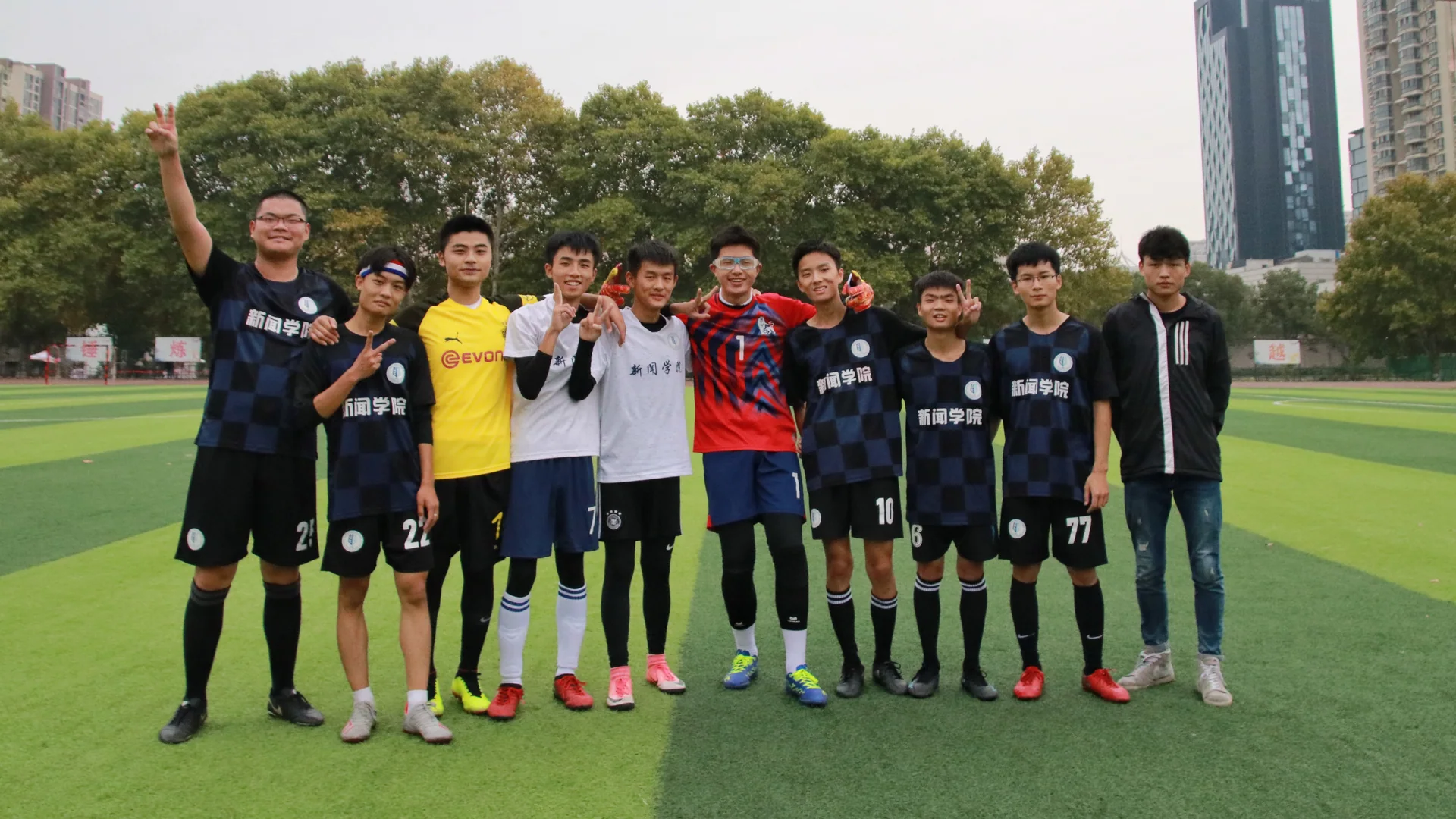新闻男足对阵建规比赛影像，第 1 张：比赛合影