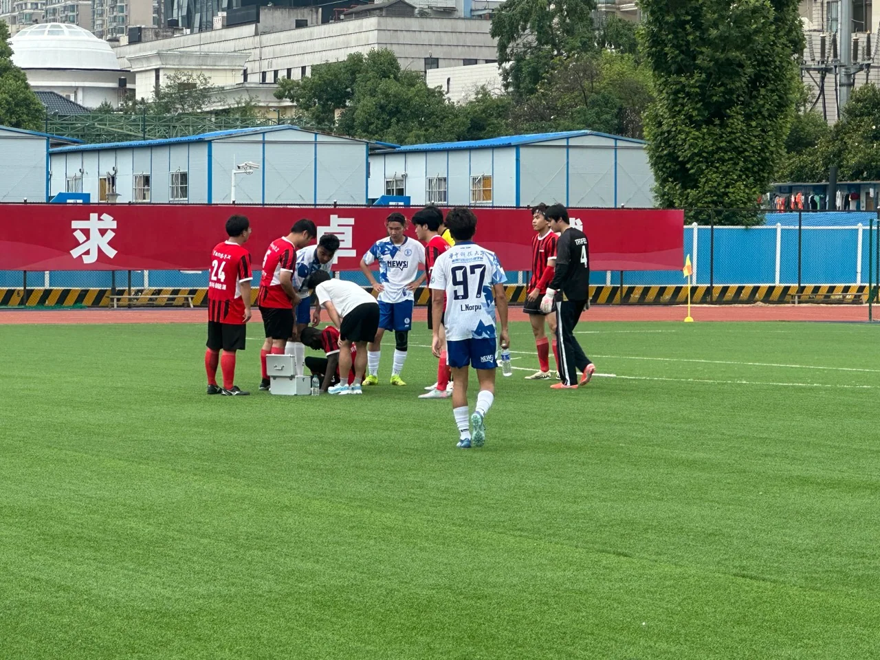 新闻男足对阵中欧清洁与可再生能源学院比赛影像，第 1 张：2026年华工杯季军赛，新闻男足 5:2 中欧清洁与可再生能源学院比赛现场。