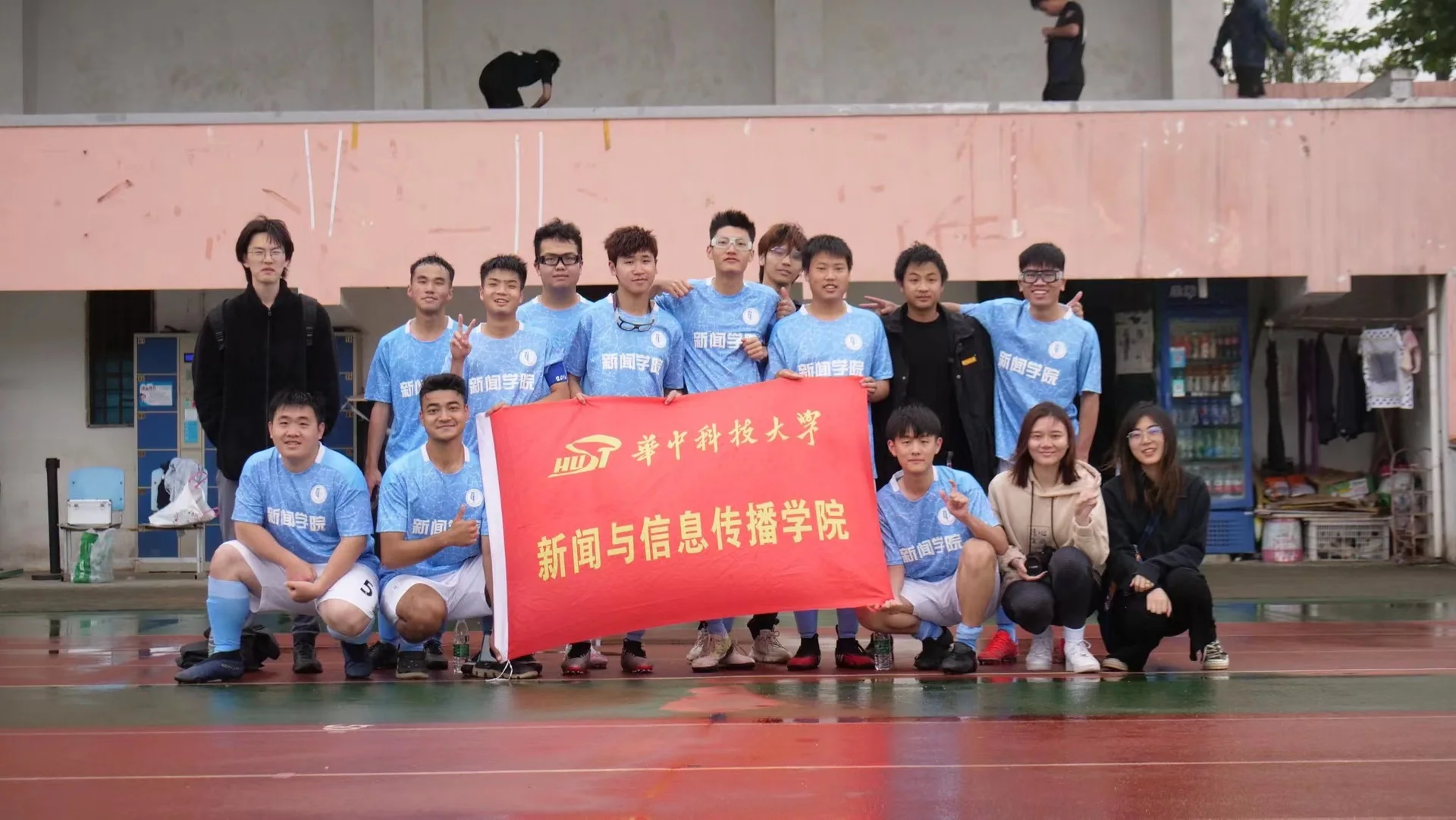 新闻男足对阵航空航天学院比赛影像，第 1 张：比赛合影