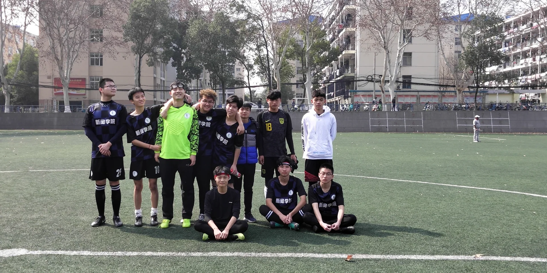 新闻男足对阵中国地质大学比赛影像，第 1 张：比赛合影