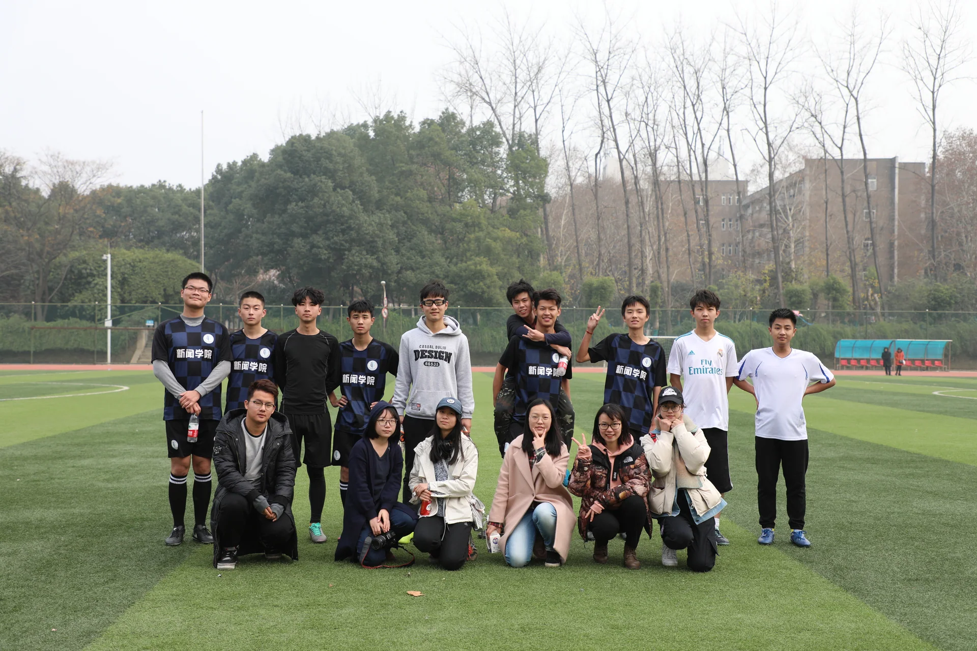 新闻男足对阵化学与化工学院比赛影像，第 1 张：比赛合影
