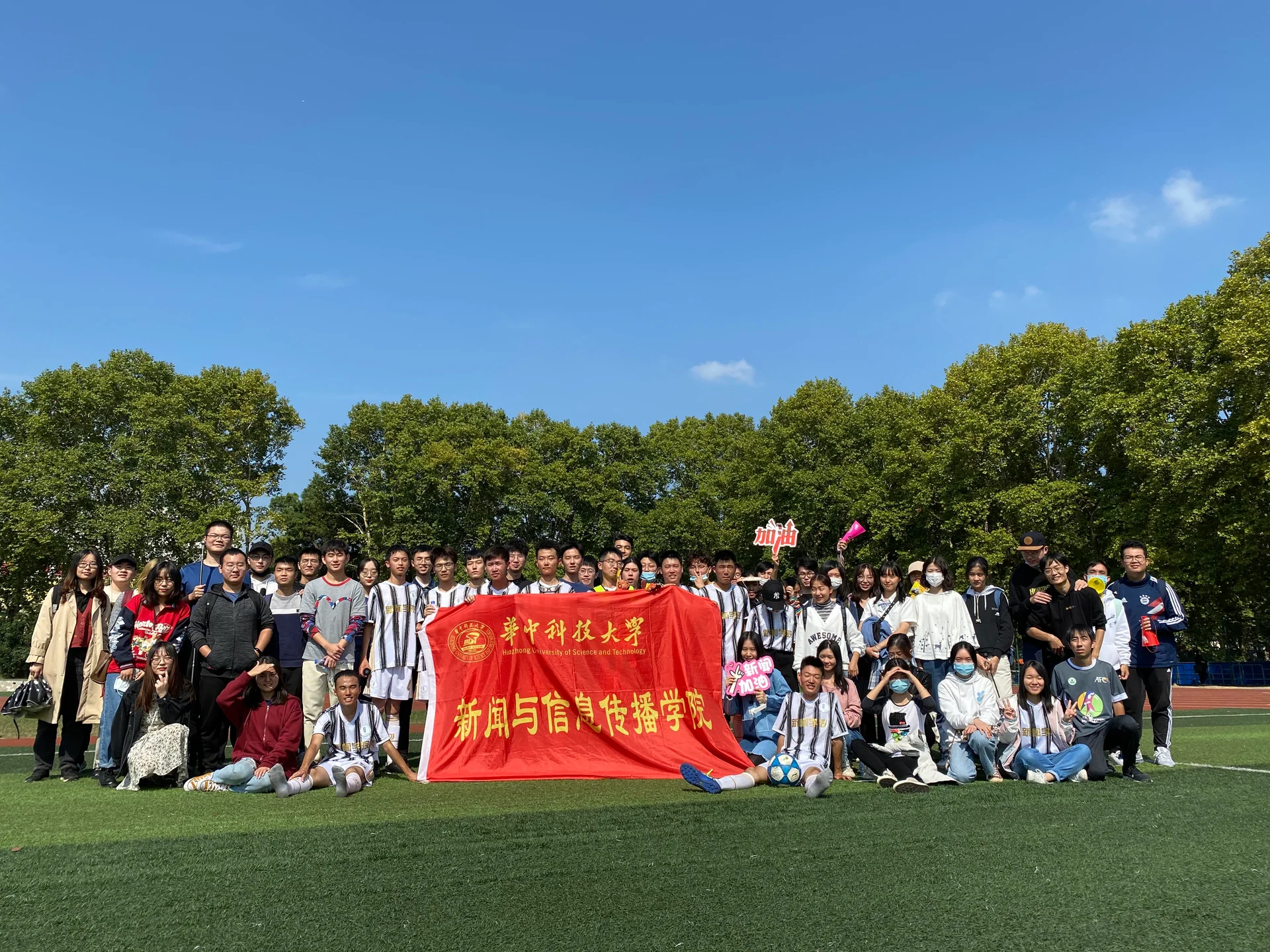 新闻男足对阵计算机科学与技术学院比赛影像，第 1 张：比赛合影