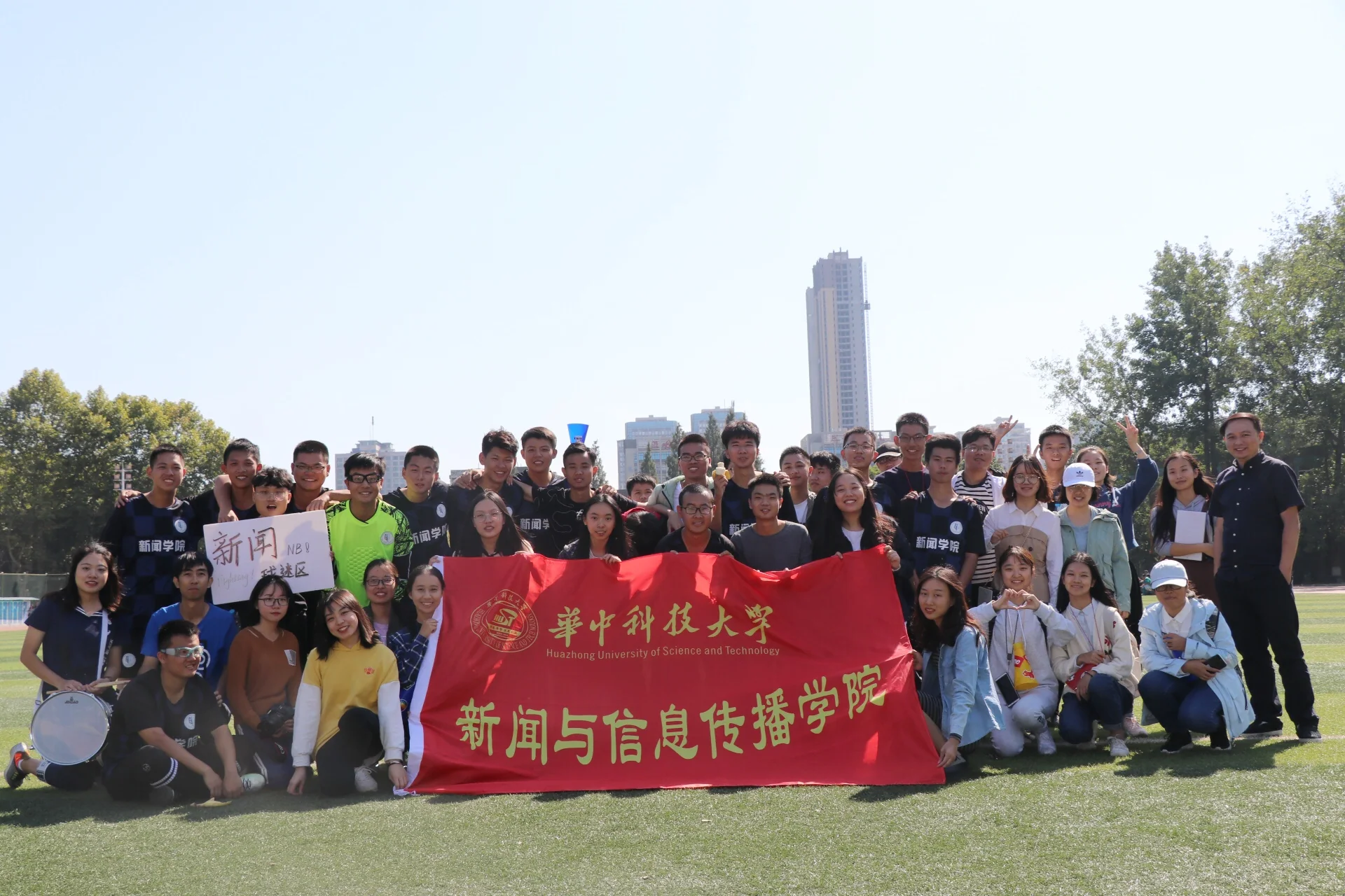 新闻男足对阵环境比赛影像，第 1 张：比赛合影