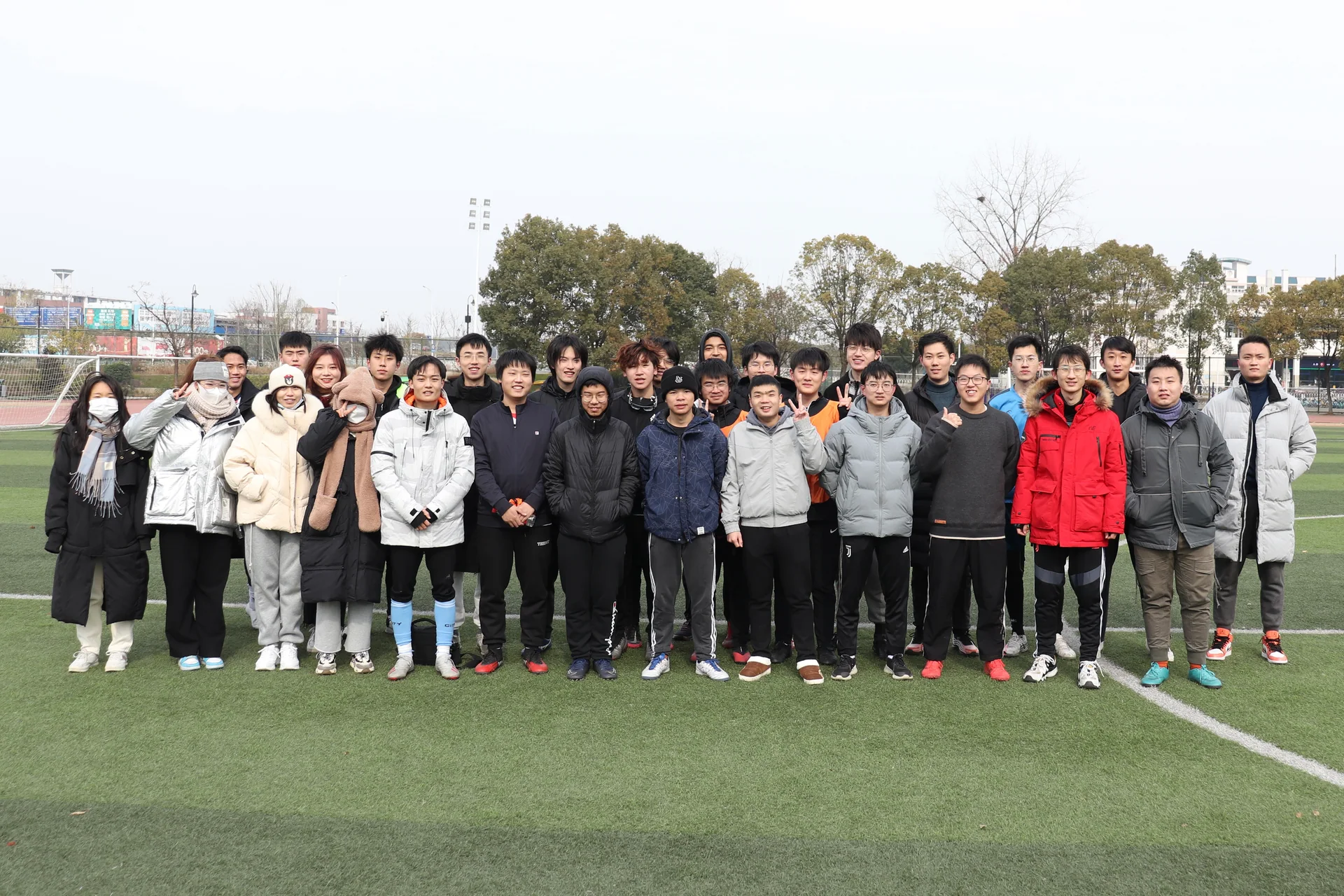 新闻男足对阵中欧清洁与可再生能源学院比赛影像，第 1 张：比赛合影